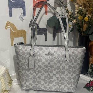 NWT coach CW396 finoa Zip Tote Bag In Signature Canvas